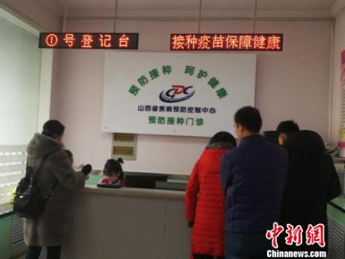 當日，山西省疾病預(yù)防控制中心門診部擠滿了前來接種和咨詢四價宮頸癌疫苗的女性。 范麗芳 攝