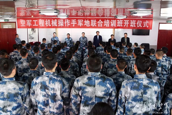 空軍找上藍(lán)翔技校聯(lián)合培訓(xùn):為的就是挖掘機