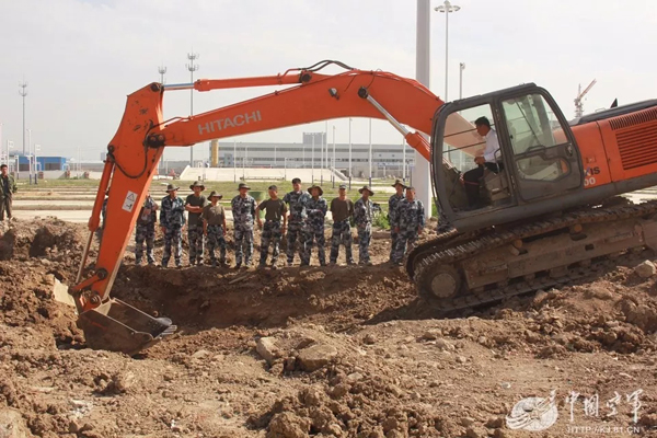 空軍找上藍(lán)翔技校聯(lián)合培訓(xùn):為的就是挖掘機