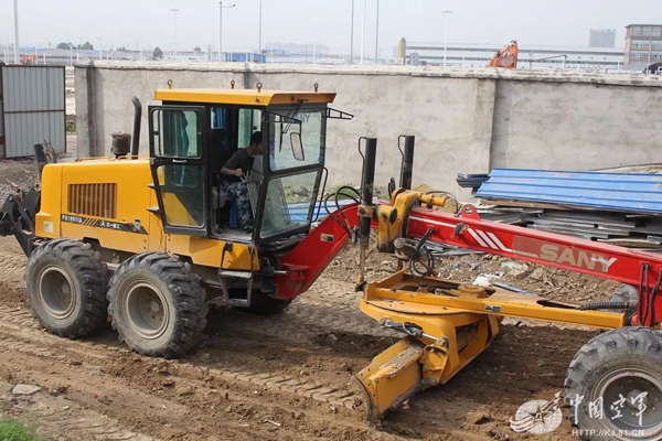 空軍找上藍(lán)翔技校聯(lián)合培訓(xùn):為的就是挖掘機