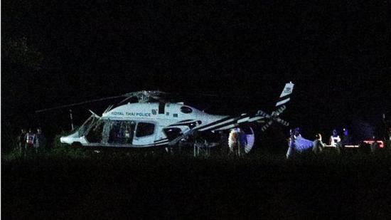 直升機護送被救少年。（圖：路透社）