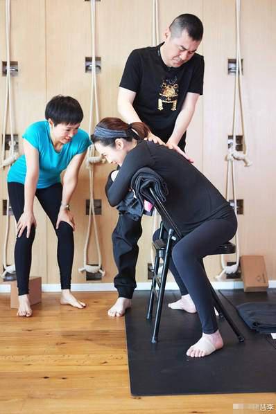 蔣勤勤與陳建斌一起做瑜伽。