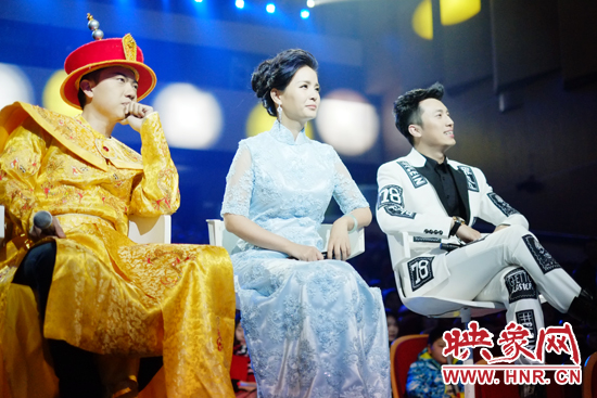 當(dāng)晚產(chǎn)生的冠亞軍，陳琨（中）、劉雯（右）、郭嘉寧