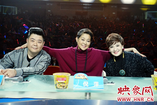 三位坐鎮(zhèn)評委倪萍（中）、柯以敏（右）和毛子哥