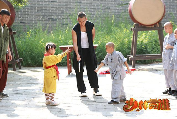 趙文卓指導(dǎo)小和尚練武 趙文卓指導(dǎo)小和尚練武