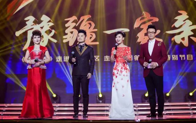 主持人：白燕升、龐曉戈、關楓、熱娜·古麗（從右到左）