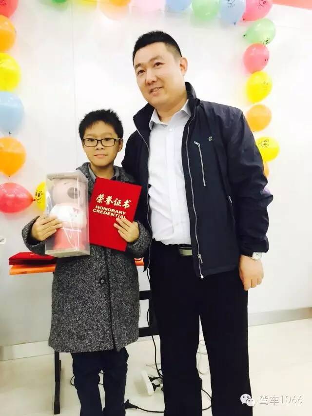 我是小小銀行家，來跟行長合個影哦