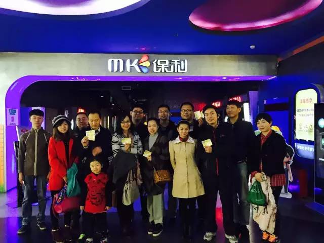 來張“全家?！?，人齊了，我們準備進場嘍