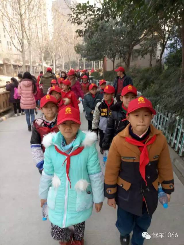 脖子上戴著紅領(lǐng)巾，頭上頂著小紅帽，排著整齊的隊(duì)伍——出發(fā)！