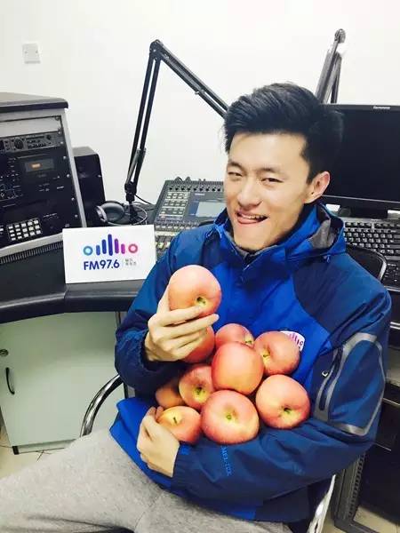 要不你跟我一身裸吧？來嘛來嘛……