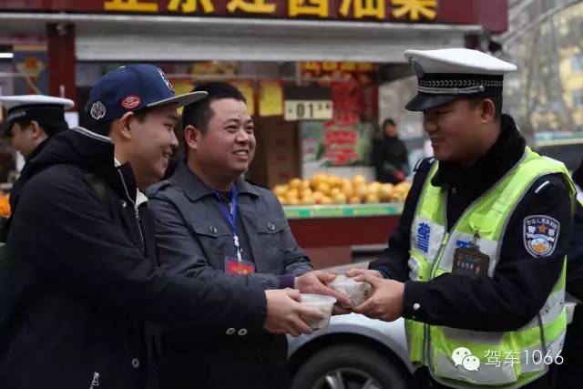 新華社攝影記者李博，也隨我們1066小分隊(duì)一路同行他也為我們記錄下了一幕幕溫暖的瞬間。