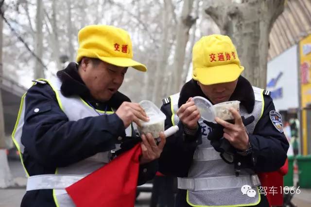 1066小分隊(duì)和志愿者來(lái)到金水路文化路，給這里執(zhí)勤的交警和協(xié)管送去暖心餃子。