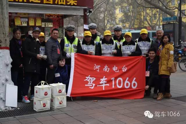 1066小分隊(duì)和志愿者來(lái)到金水路文化路，給這里執(zhí)勤的交警和協(xié)管送去暖心餃子。