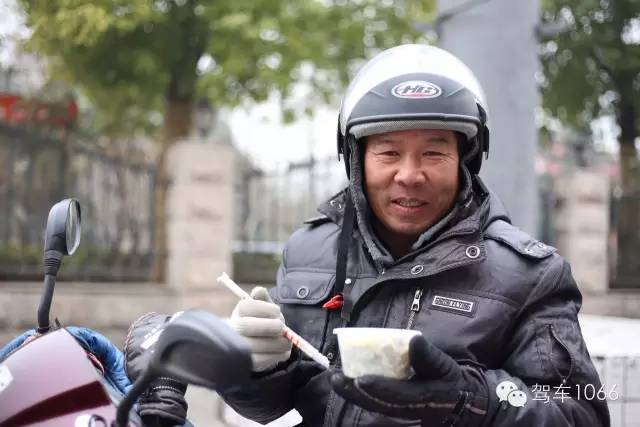 1066小分隊(duì)來(lái)到紫荊山（摩的司機(jī)、出租車(chē)司機(jī)、市民)，給他們送去餃子。