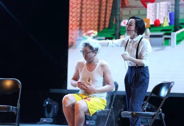 隨后一秒鐘，畫風(fēng)突變，楊奕遭夢(mèng)茹慘虐！