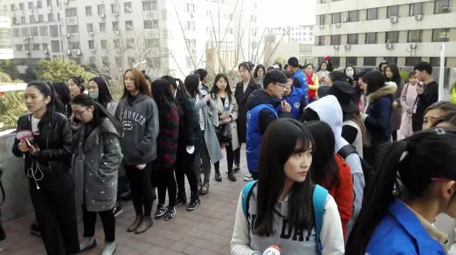 還沒開始時大家已經(jīng)開始有序排隊了，棒棒噠！