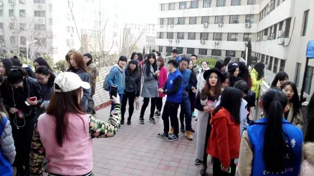 還沒開始時大家已經(jīng)開始有序排隊了，棒棒噠！