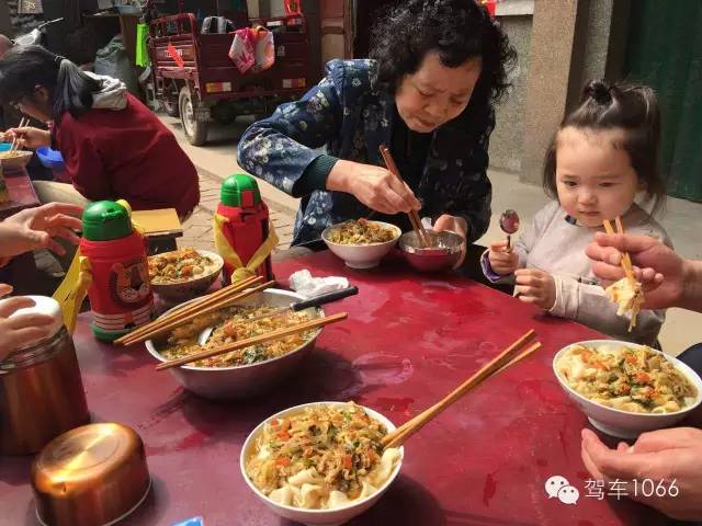 據(jù)說手搟面和柴雞蛋更配哦！