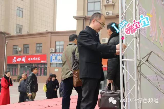 寒江副總監(jiān)親力親為，事無巨細(xì)。偶像真是暖暖惹人愛呢！