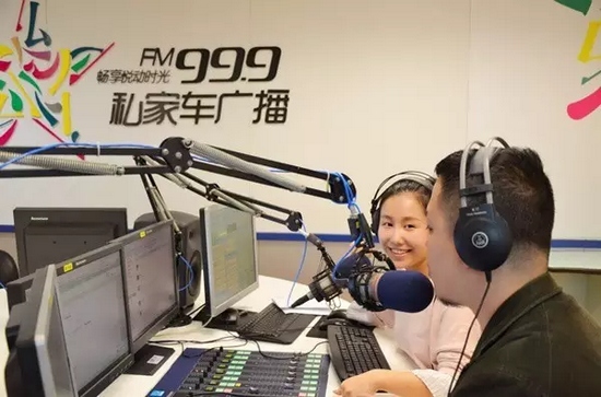 美女嘉賓來做客直播間，麥姐看莫非的眼神，嘖嘖，愛一個人是什么感覺？