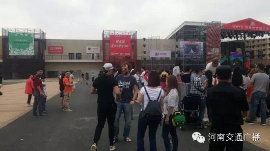 哇塞，現(xiàn)場還有外國友人~