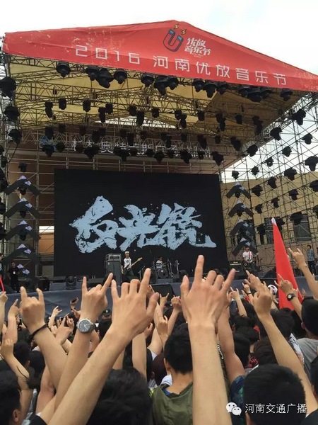 這么多朋友！默契的舉著一個手勢！