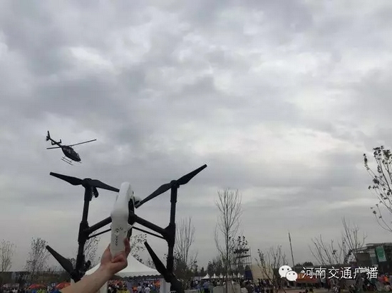 你以為音樂節(jié)只有音樂嗎？交廣號和無人機也在哦，看見它就揮揮手吧！