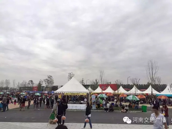 雖然天空已經(jīng)烏云密布，但大家的熱情絲毫不減！