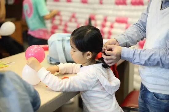 我能第一時間找到為我編辮子的爸爸，因為他的手是那樣的溫柔而有力量