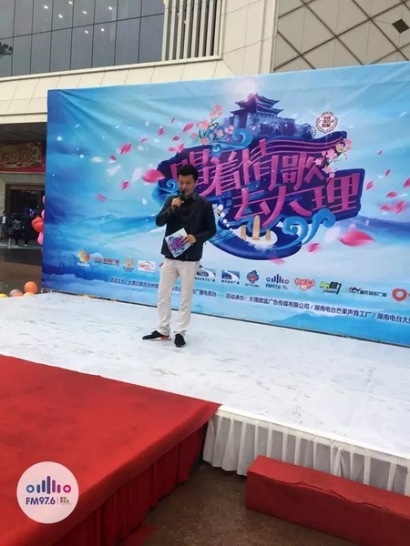 路飛冒雨主持，心中火熱的根本不需要雨傘啦！