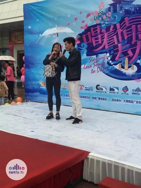 這是一位在校大學(xué)校，暗暗的喜歡純純的愛。