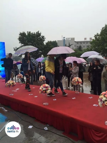 　　好友從屏幕后面走出來，他們特意從陜西、平頂山趕來為兩人送出祝福。