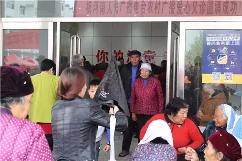 現(xiàn)場真是的人山人海，只能用太火爆三個字形容了！