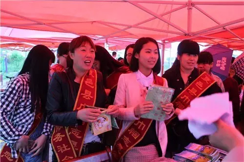 發(fā)放小禮品開展巾幗志愿服務