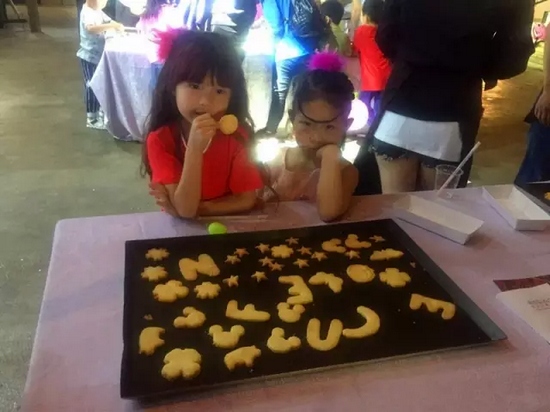 烤制好的餅干，發(fā)揮想象力，畫上美麗的圖案