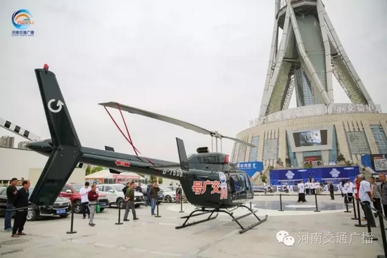 張貼著愛(ài)心助考車(chē)貼的“交廣號(hào)”直升機(jī)也同時(shí)起飛，共同開(kāi)啟了今年的愛(ài)心助考之旅。