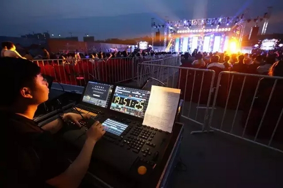 嚴謹?shù)囊繇懤蠋?，晚會的效果全在他的控制之?nèi)。