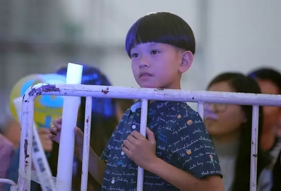 正是你們的笑容，才讓我們有了繼續(xù)前行的動力，哪怕風雨兼程。