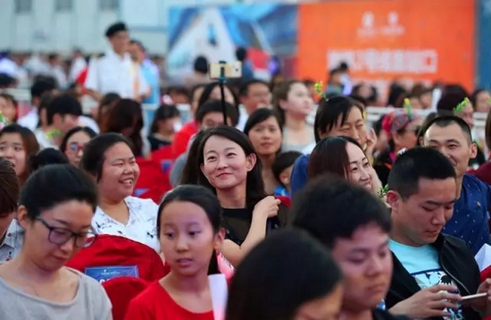 正是你們的笑容，才讓我們有了繼續(xù)前行的動力，哪怕風雨兼程。