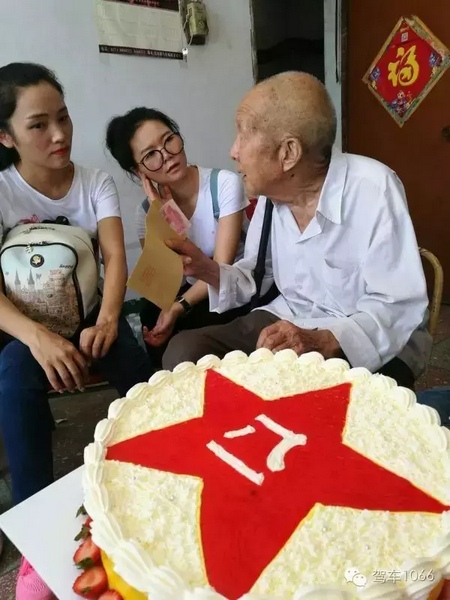 二姐們認(rèn)真聽老兵講抗戰(zhàn)的故事，老人年事已高，記憶都是轟炸！轟炸！轟炸！