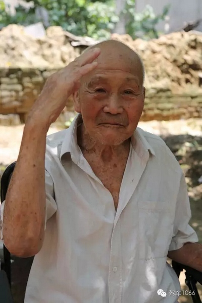 老兵身子骨不行了，九十多歲了……也許軍禮不那么標(biāo)準(zhǔn)了，但是這一幕還是感動到了我們……