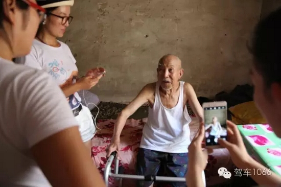 老兵老兵，你的勛章呢，國家給你的那個？