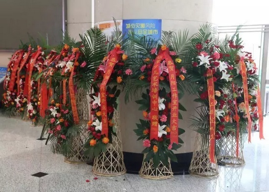 “月陽工作室”團(tuán)隊(duì)成員、戲曲志愿者及社會各界送來的祝福花籃