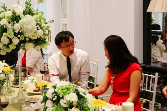 這種熱烈的氣氛，一直延續(xù)到飯桌上。