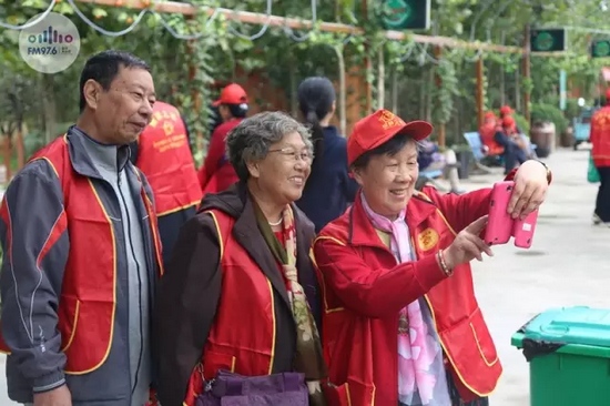 爺爺奶奶叔叔阿姨被盛運莊園的景致吸引，紛紛拍照留影