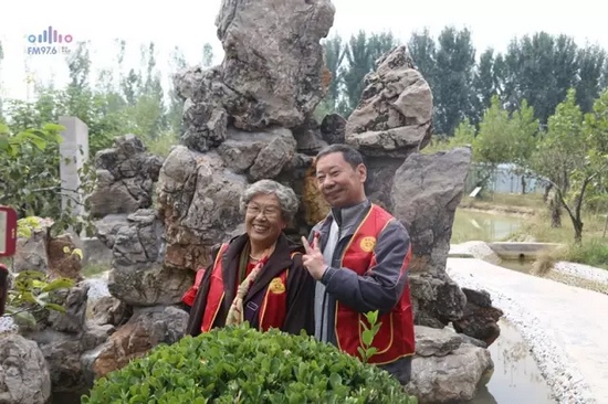 爺爺奶奶叔叔阿姨被盛運莊園的景致吸引，紛紛拍照留影