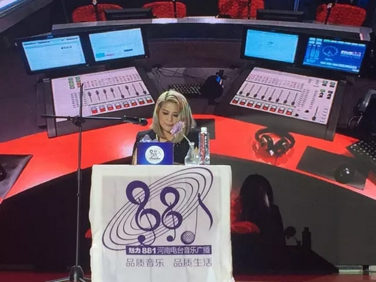 看百變傅薇在直播間的狀態(tài) 看百變傅薇在直播間的狀態(tài)