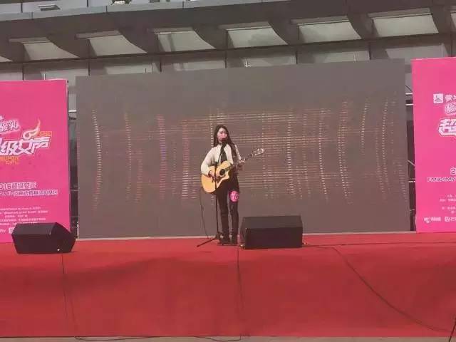 第一位自彈自唱的女生，魅力無(wú)法阻擋！