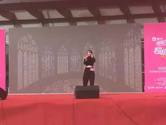 這pose一看就是在飆高音，猜猜看她唱的是哪首歌？