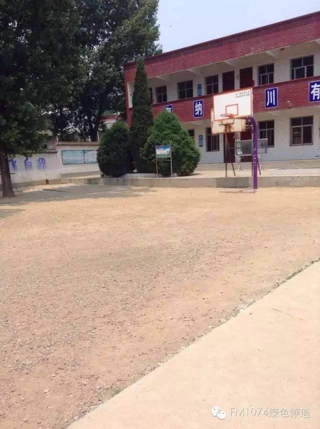 學(xué)校面積不大，只有一棟教學(xué)樓。